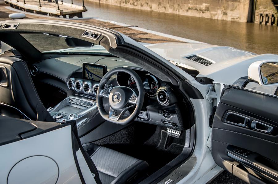 Интерьер Mercedes-AMG GT Roadster 2017 года  (UK) (фото 13 из 40)